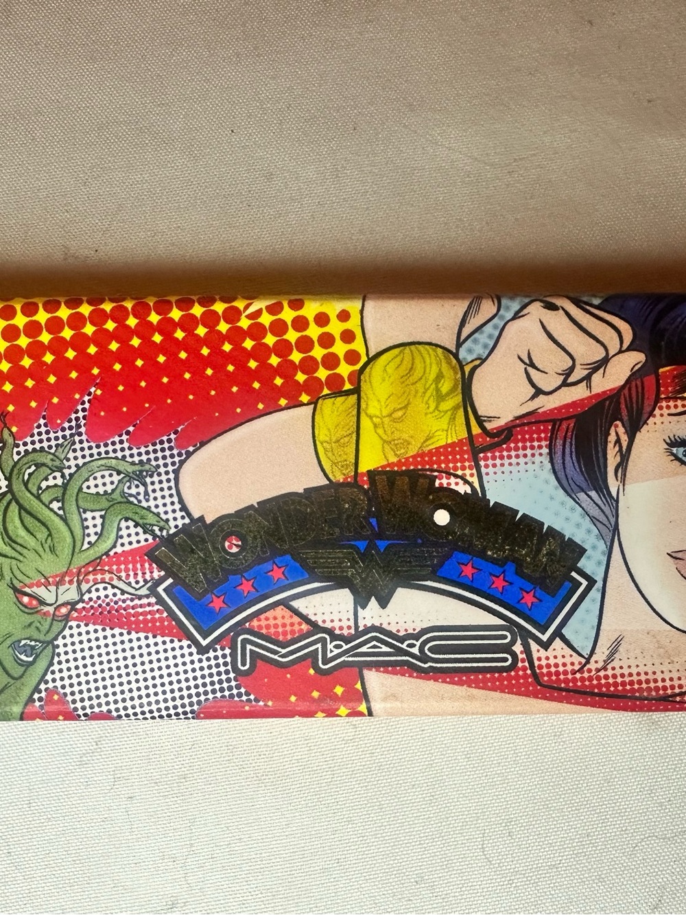 NWT MAC x Wonder Woman Red Eyeshadow Palette - Picture 2 of 5